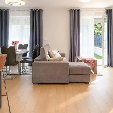 3 Bedroom Gorgeous In Vakantiehuis Poreč